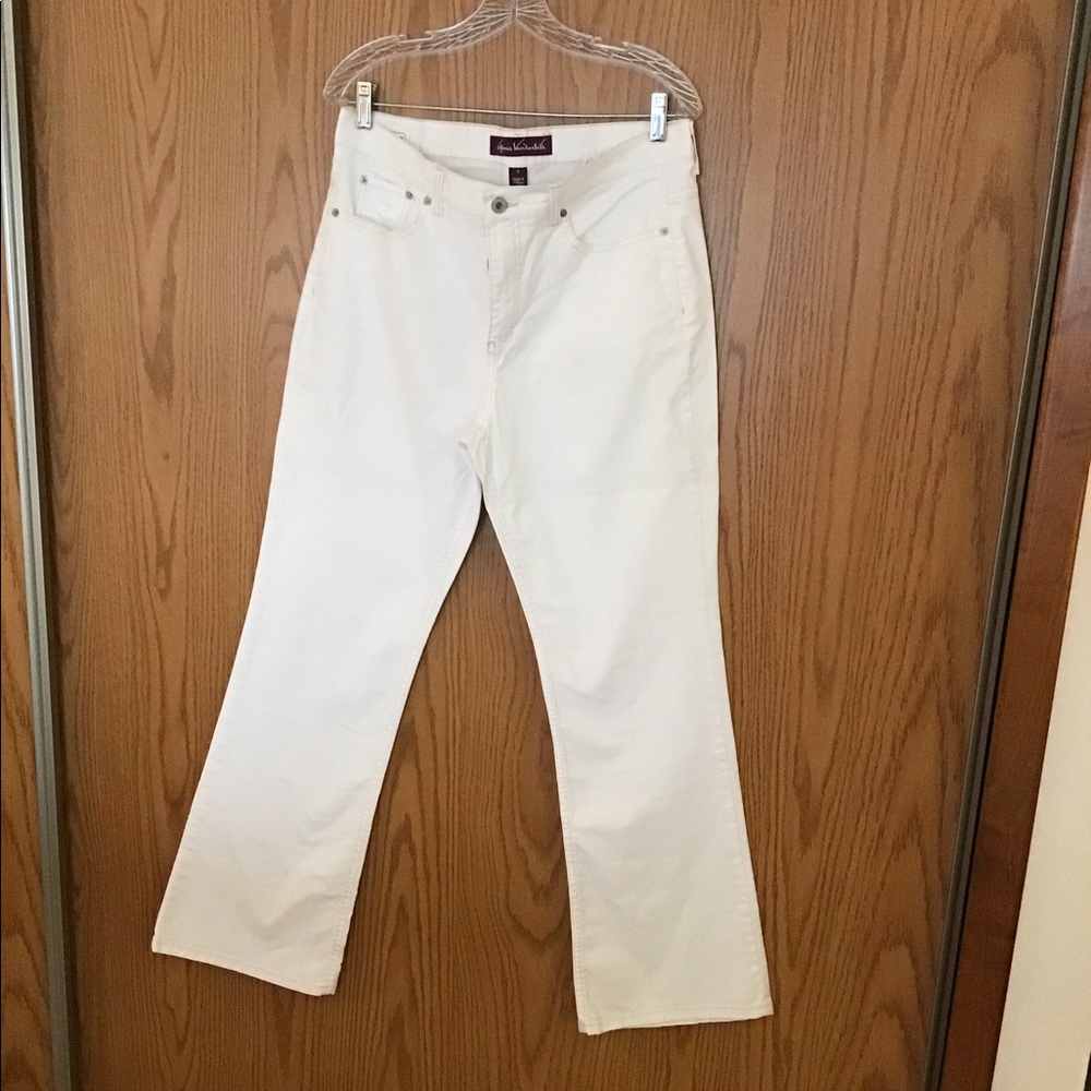 White Gloria Vanderbilt Jeans, gently used.
